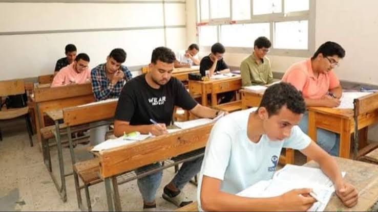طلاب الثانوية العامة يؤدون اليوم امتحان اللغة الأجنبية الأولى 